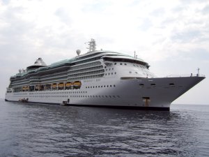 Kreuzfahrtschiff in der Karibik